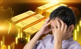 Giá vàng 'nhảy múa' không ngừng, người mua lỗ hay lãi? 