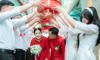 Cặp đôi nhà sát vách kết hôn sau 11 năm yêu, dựng chung rạp cưới, thuê chung MC