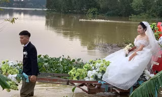 Chuyện phía sau video chú rể một mình kéo xe vượt đường ngập rước vợ về nhà
