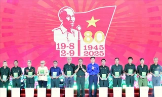 Tiếp lửa truyền thống 'Phất cao cờ hồng tháng Tám'