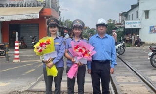 Khen thưởng 2 nữ nhân viên đường sắt kịp thời cứu người