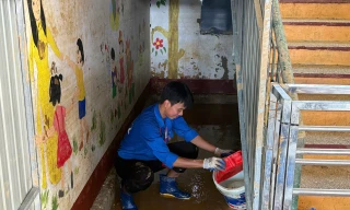 Màu áo tình nguyện nơi bùn đất ngổn ngang ở Thái Nguyên