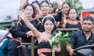 Cô dâu Ê Đê rước rể bằng công nông, rộn ràng cả buôn làng