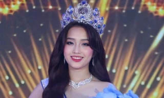 Nữ sinh năm nhất đăng quang Hoa khôi Đại học Tài chính – Marketing