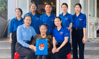Bữa cơm tri ân bên Mẹ Việt Nam Anh hùng 3 lần tiễn chồng, con ra trận