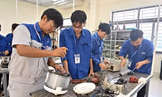 'Xưởng cứu hộ' mở ngày đêm, hồi sinh miễn phí thiết bị chập mạch sau lũ dữ