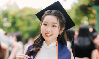 Nguyễn Phương Anh (ngoài cùng, bên trái) cùng nhóm sinh viên giành Quán quân cuộc thi “Tài năng trẻ Logistics Việt Nam” năm 2024 