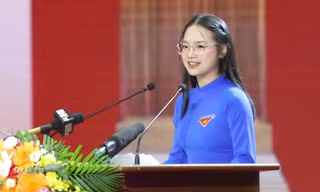 Em Bùi Hà Vy phát biểu tại lễ kỷ niệm 120 năm Ngày sinh cố Tổng Bí thư Hà Huy Tập.