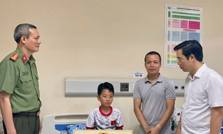 Công an Quảng Ninh nhận đỡ đầu cháu bé sống sót vụ lật tàu trên vịnh Hạ Long