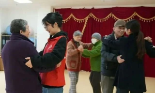 Nhiều người trẻ lựa chọn đến làm việc ở viện dưỡng lão vì chi phí sinh hoạt và những trải nghiệm khác biệt. Ảnh: HK01