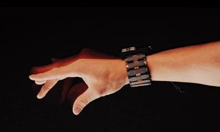 Vòng tay thông minh thay thế chuột và bàn phím, viết chữ trên không trung