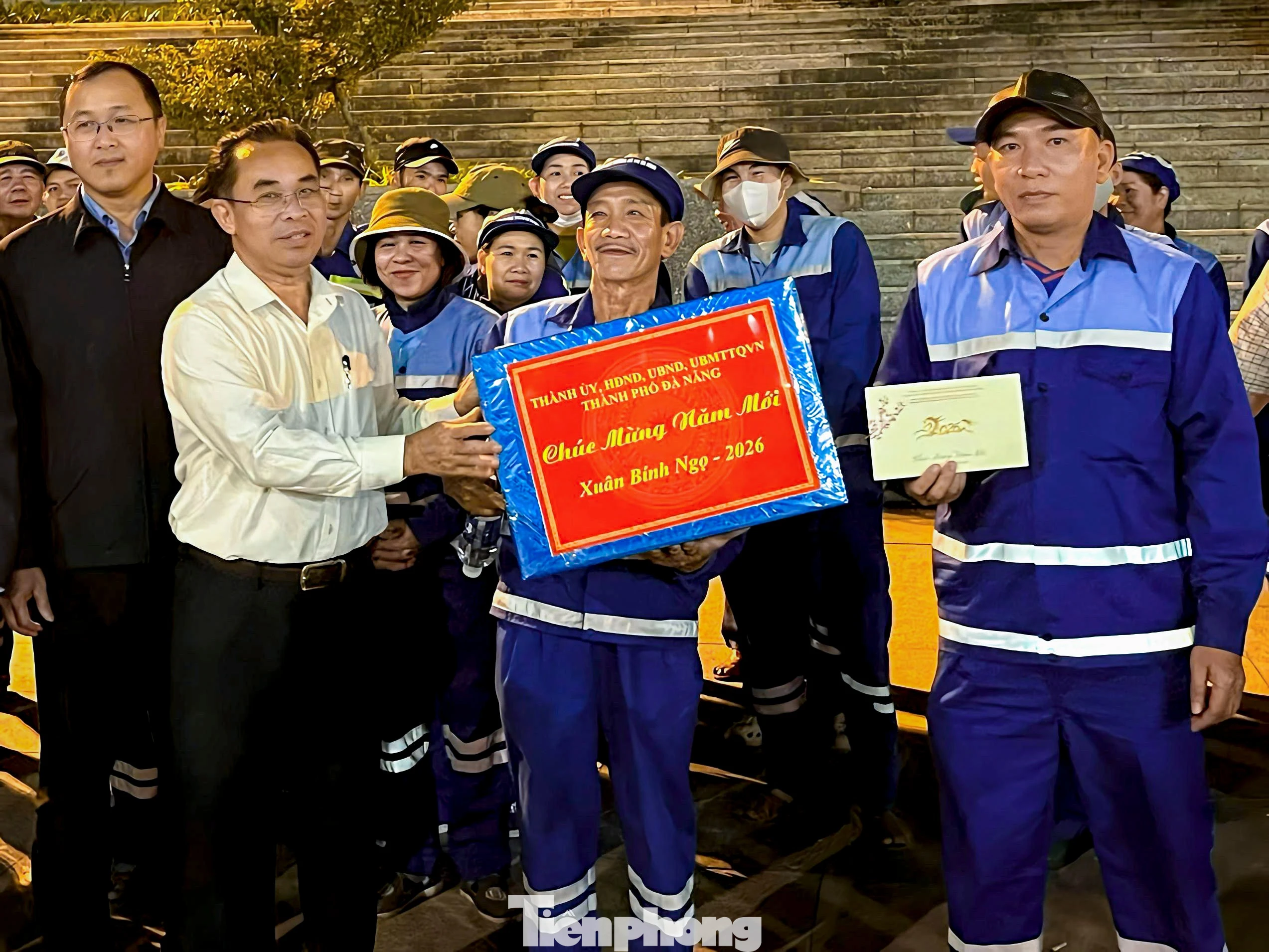 Lãnh đạo Đà Nẵng thăm, động viên công nhân môi trường trước đêm giao thừa