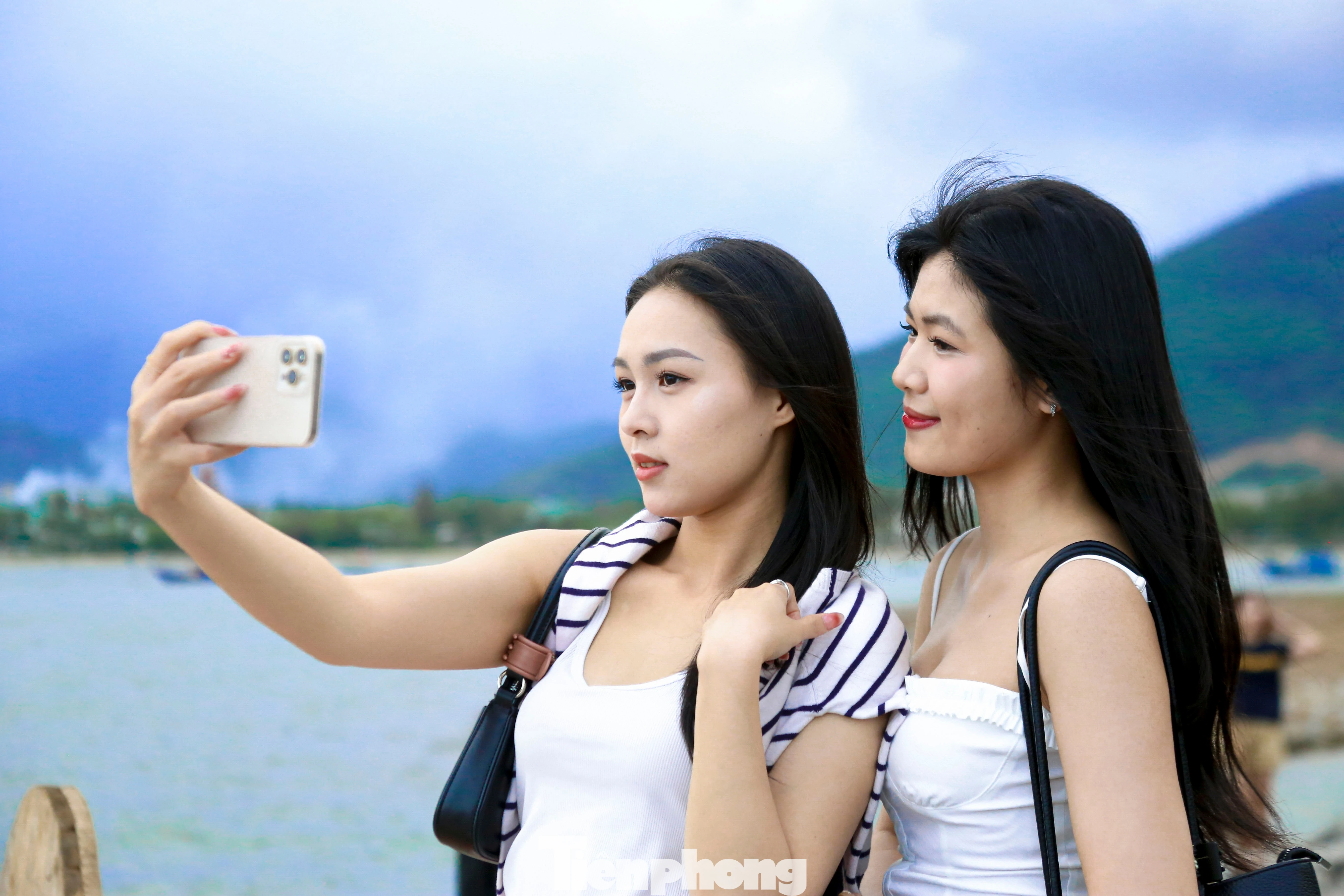 Giới trẻ Đà Nẵng đổ về cảng Liên Chiểu dưới chân đèo Hải Vân để 'sống ảo'