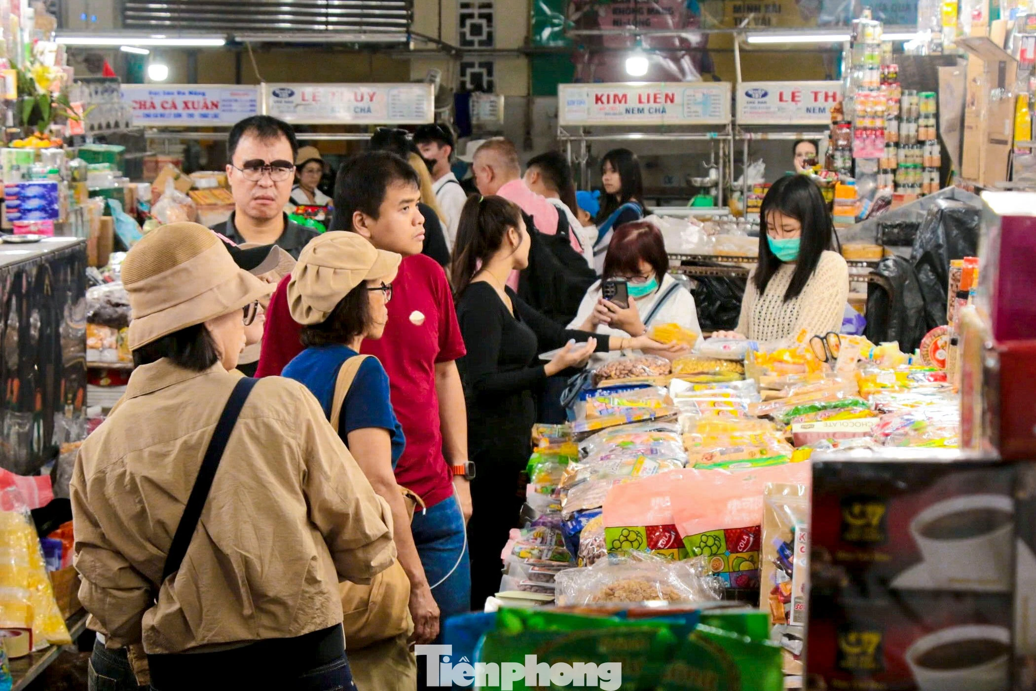 Chợ Hàn Đà Nẵng tấp nập ngày Tết, thu hút đông đảo du khách quốc tế