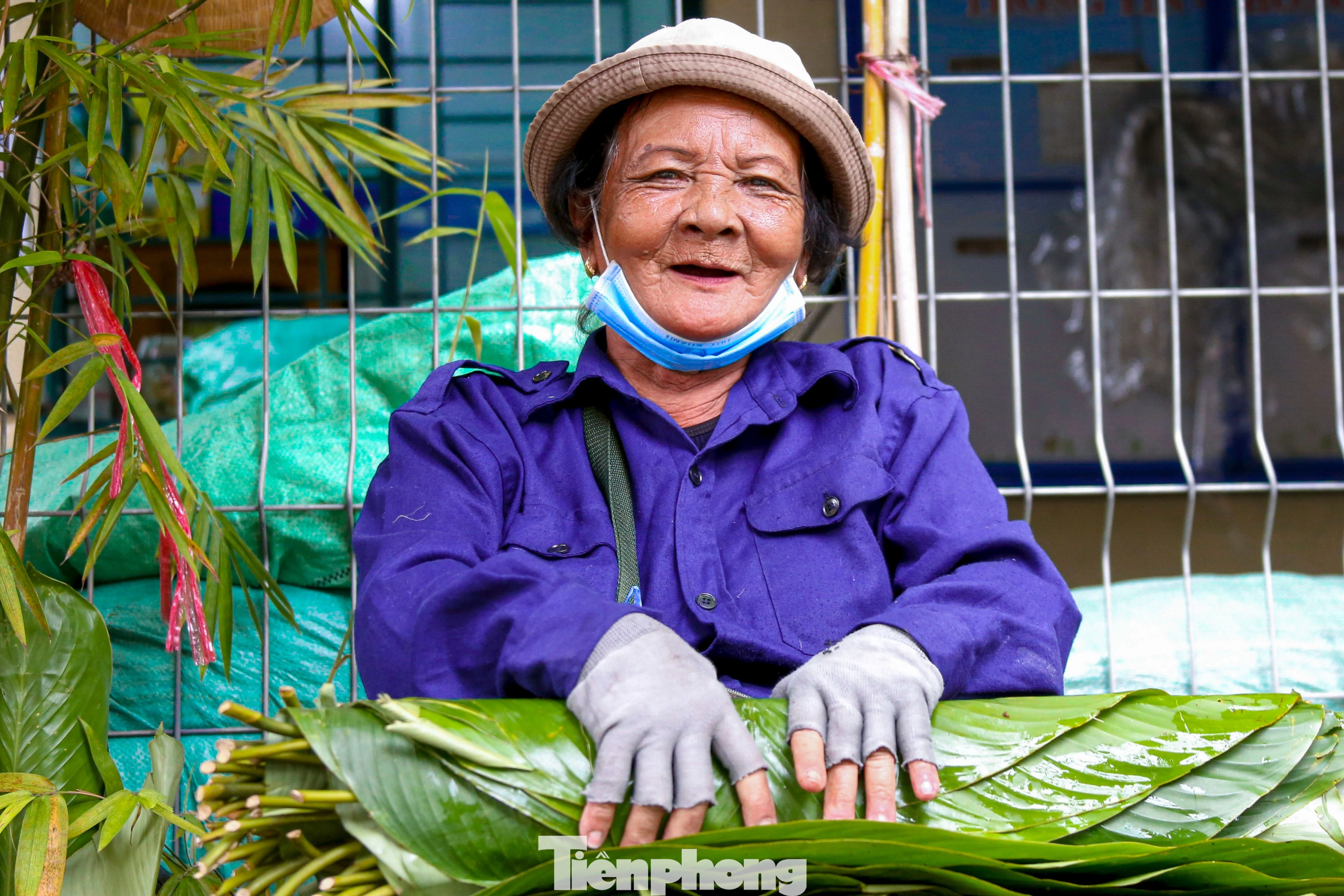 Chợ Lá Dong Đường Hải Phòng Nhộn Nhịp Ngày Cận Tết, Người Dân Tấp Nập Mua Lá Gói Bánh