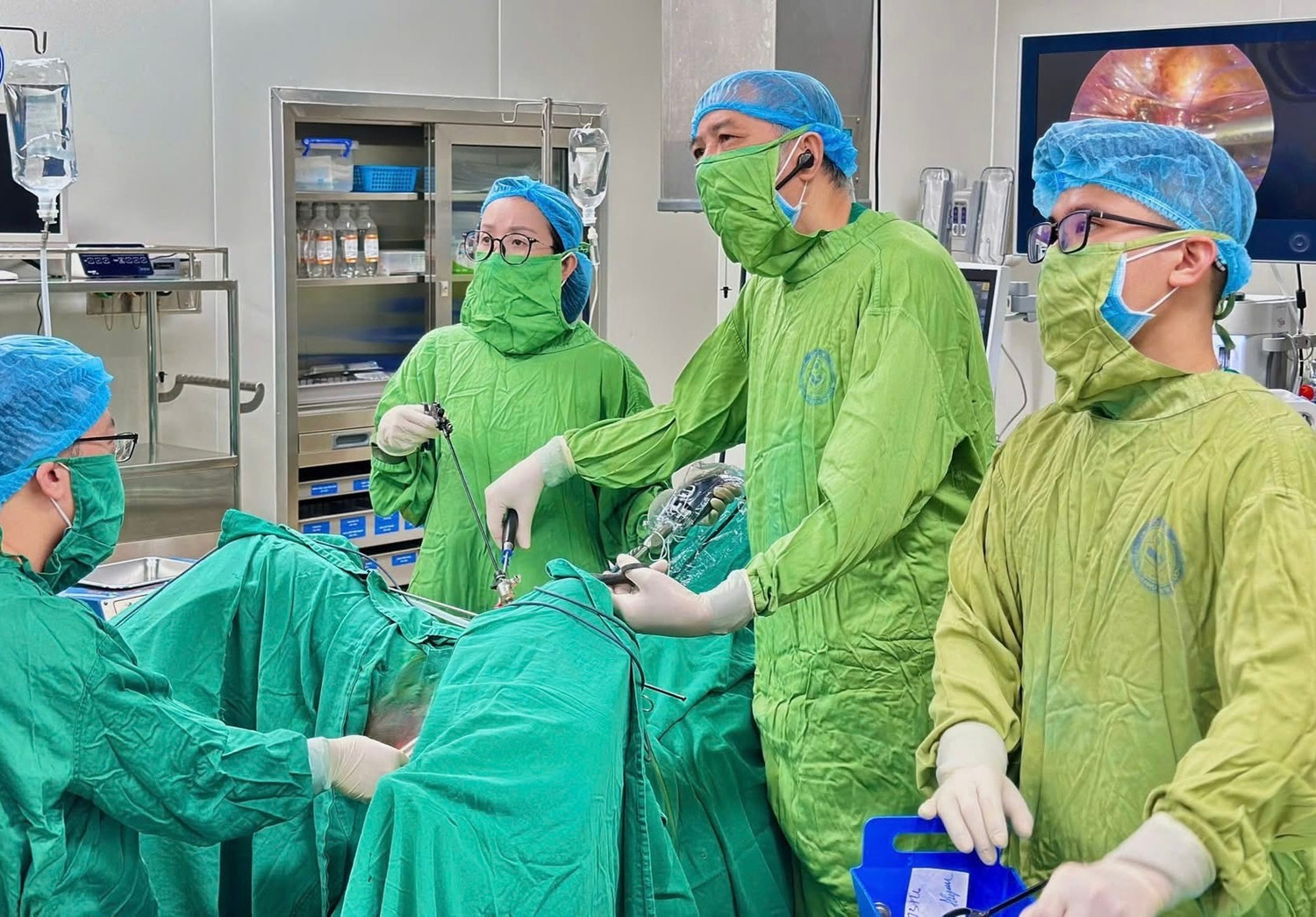 B&aacute;c sĩ thực hiện phẫu thuật Davydov