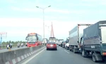 Dòng phương tiện ùn ùn từ TPHCM về miền Tây, cầu Cần Thơ ùn ứ vì xe tải chết máy