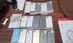 Nữ nhân viên cửa hàng làm ‘tay trong’ cho đồng bọn trộm 50 điện thoại iPhone