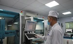 Bệnh viện tuyến cuối miền Tây chạy hệ thống xét nghiệm tự động mới