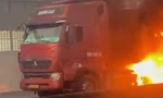 Xe đầu kéo bốc cháy trên quốc lộ 1A