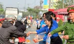 Trạm dừng chân nghĩa tình tiếp sức bà con về quê ăn Tết 