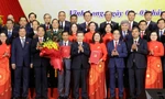 Sekretaris Komite Sentral Partai, Ketua Mahkamah Rakyat Agung Le Minh Tri menyampaikan keputusan dan mengucapkan selamat kepada Sekretaris baru dan Komite Eksekutif Partai provinsi Vinh Long untuk masa jabatan 2025-2030.