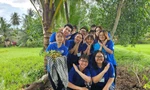 Sinh viên tình nguyện giúp người dân làm đường nông thôn