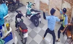 Cự cãi lúc dắt xe, bảo vệ quán hải sản bị đồng nghiệp đâm tử vong