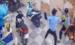 Cự cãi lúc dắt xe, bảo vệ quán hải sản bị đồng nghiệp đâm tử vong