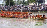 Người dân, du khách đầm mình xuống sông xem đua ghe ngo