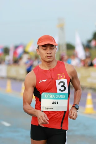 Hành động đẹp của VĐV điền kinh Việt Nam khiến bạn bè quốc tế nể phục