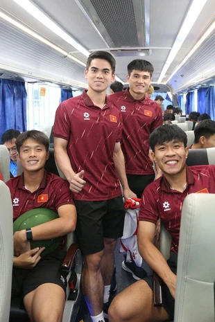 Trở về sau chiến thắng ngoạn mục, các cầu thủ U22 Việt Nam không thể ngủ vì sung sướng