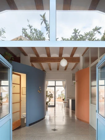 Cải tạo nhà 2 tầng ở nông thôn thành không gian đậm chất Địa Trung Hải