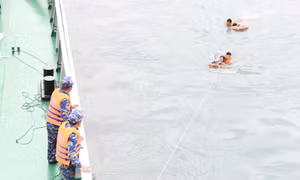 Vụ ba cô gái bị sóng cuốn mất tích: Tụi em bám lấy nhau nhưng sóng lôi ra xa rồi không thấy nhau nữa