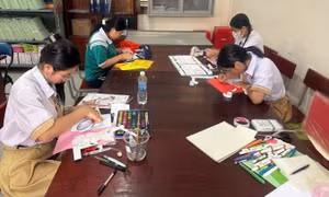 Học sinh Trường THPT Võ Trường Toản (phường Tân Thới Hiệp, TPHCM) tận dụng giờ ra chơi để tham gia các hoạt động ngoại khóa, tránh xa bạo lực 