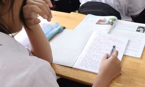 Sau khi biết phóng viên tìm hiểu về dạy thêm học thêm trên địa bàn phường Bồ Đề, một trung tâm đã hạ biển