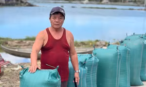 Ngậm ngùi nhìn tài sản bị bão ‘nuốt chửng’