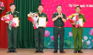 Vàng và xe máy 2 đối tượng bỏ lại.
