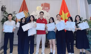 Thu cùng các sinh viên Khoa Tài chính – Ngân hàng nhận danh hiệu “Gương mặt trẻ tiêu biểu” cấp cơ sở.
