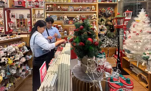 Đồ trang trí Noel xuống phố sớm, giá 'khá mềm' ngay từ đầu mùa