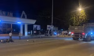 Xe ben và xe máy va chạm trước cổng cụm công nghiệp, hai người tử vong