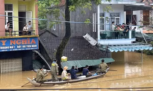 Chạy lũ chỉ kịp ôm con, còn lại để mặc cho nước cuốn trôi