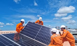 Đề xuất bỏ quy định người dân lắp điện mặt trời mái nhà phải báo với EVN