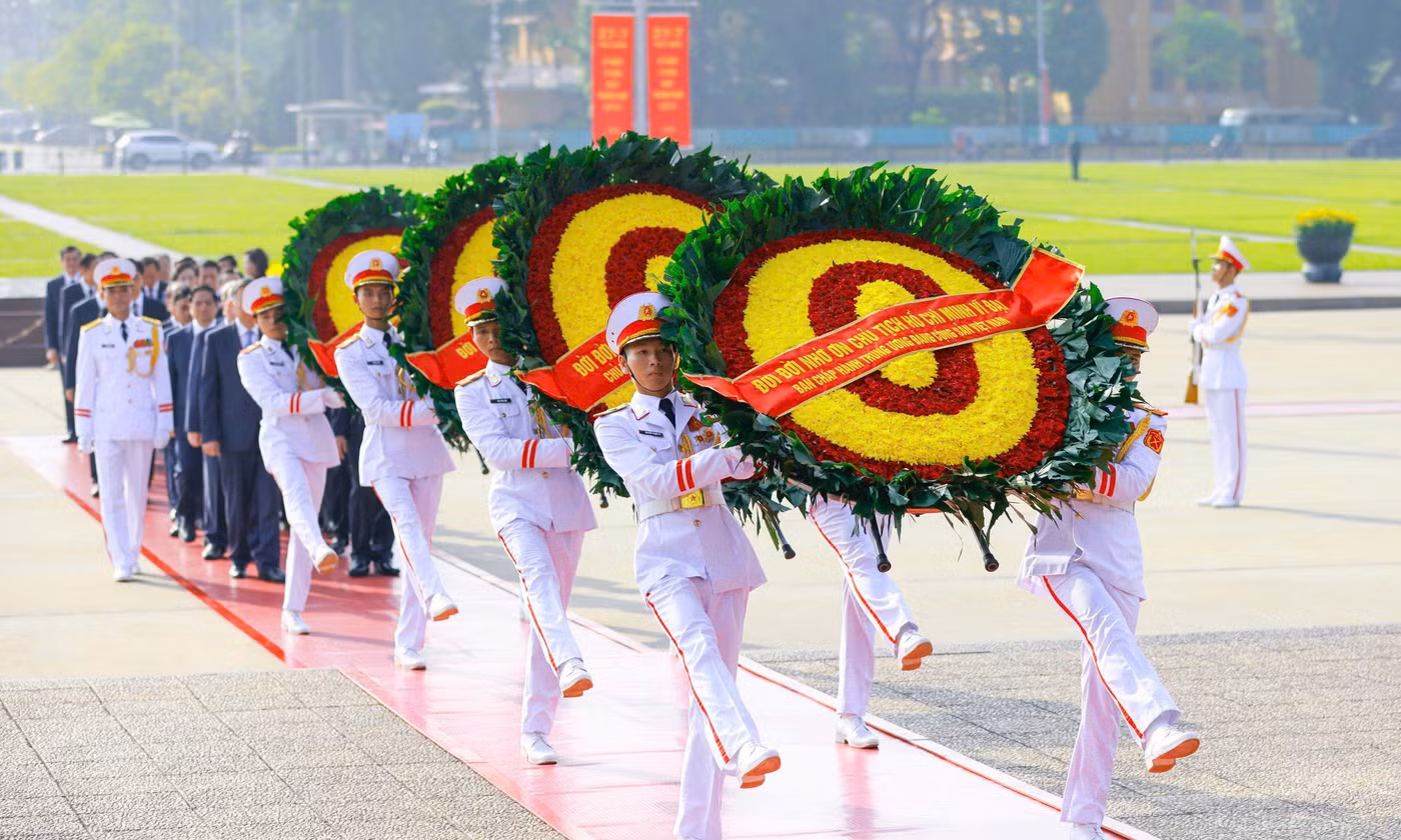 Lãnh đạo Đảng, Nhà nước vào Lăng viếng Bác và dâng hương tưởng niệm các Anh hùng liệt sĩ