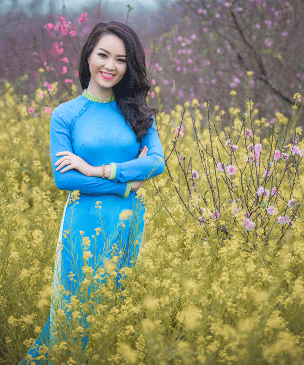 Á hậu Thụy Vân khoe nhan sắc rực rỡ giữa vườn Xuân ảnh 1