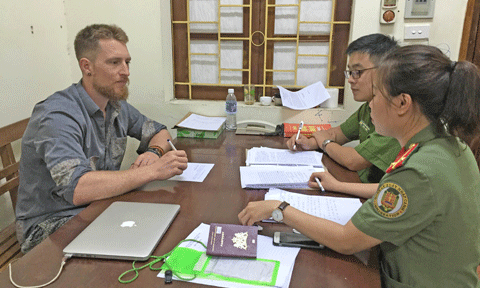 Ông Bod Van’t Wout nhận lại tài sản đã mất. Ảnh: Nguyêt My.