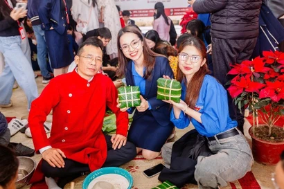 Giữ nét xuân từ những khoảnh khắc rất 'sinh viên'