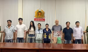 Các đối tượng vụ mại dâm Nhà hàng Gallery và 1 tụ điểm mại dâm bị bắt giữ cùng thời điểm. Ảnh: CA