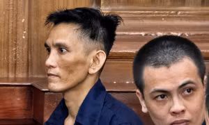Hai bị cáo tại phiên tòa.