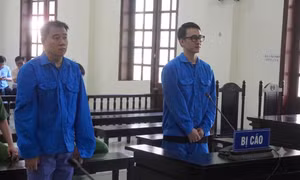 Hai bị cáo tại phiên tòa.